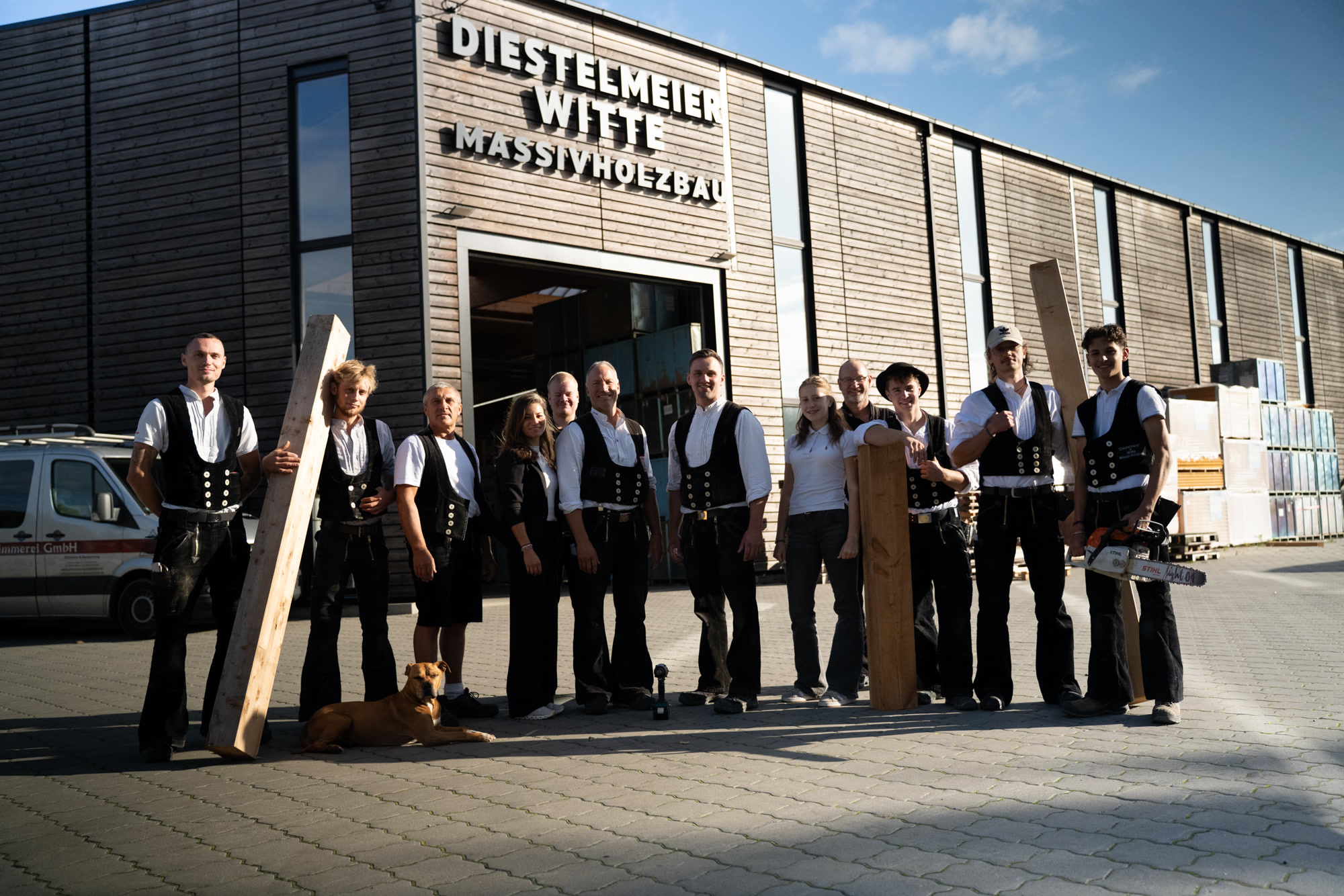 Das Team von Diestelmeier-Witte Massivholzbau vor dem Betrieb in Seevetal